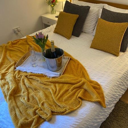 Guest Bedroom With King Size Bed In Brixton Лондон Екстер'єр фото
