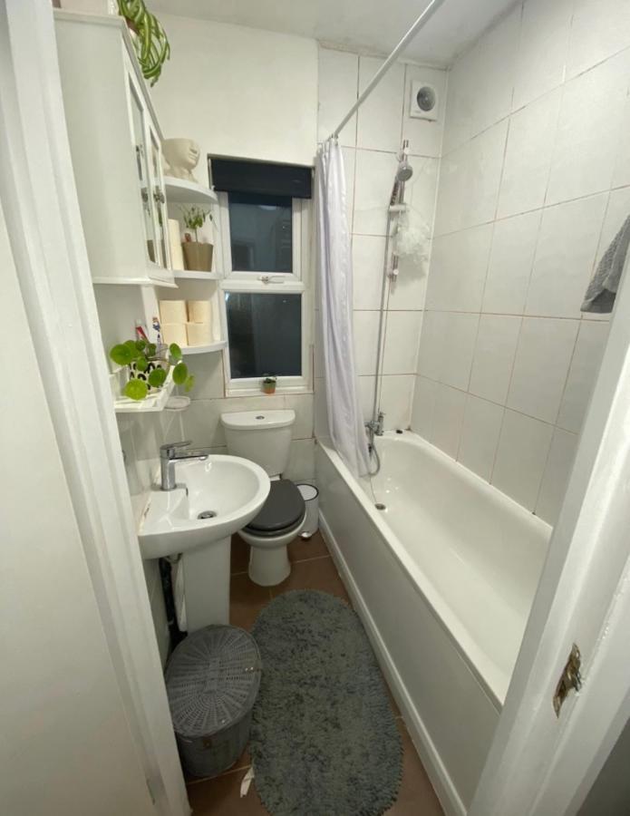 Guest Bedroom With King Size Bed In Brixton Лондон Екстер'єр фото